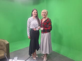 Dvije žene u televizijskom studiju